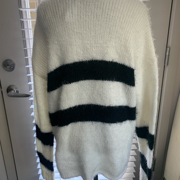 LA Hearts Sweater - Picture 5 of 5